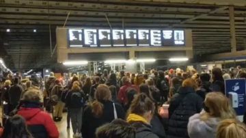 Imagen de aglomeraciones en una estación de tren de Londres