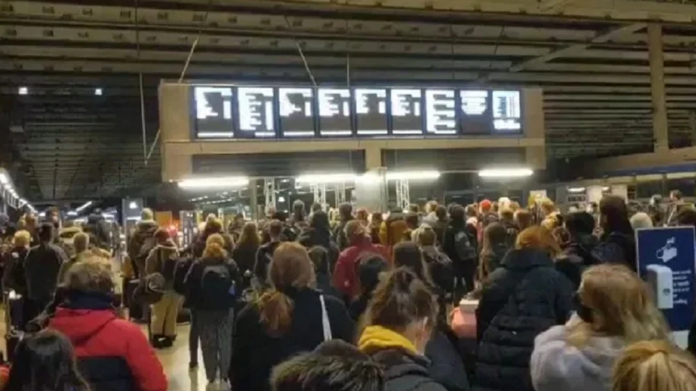 Imagen de aglomeraciones en una estación de tren de Londres