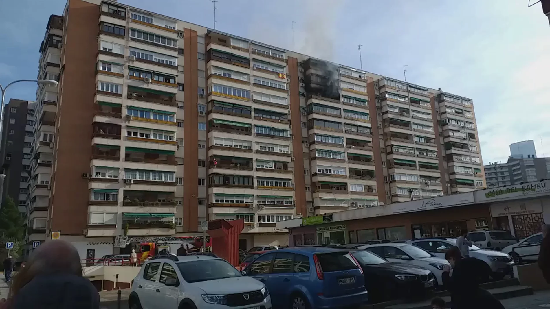 Cuatro intoxicaciones leves en el incendio de una vivienda en el décimo piso de un edificio del Barrio del Pilar