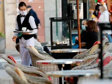 Una camarera en una terraza de Valencia
