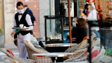 Una camarera en una terraza de Valencia