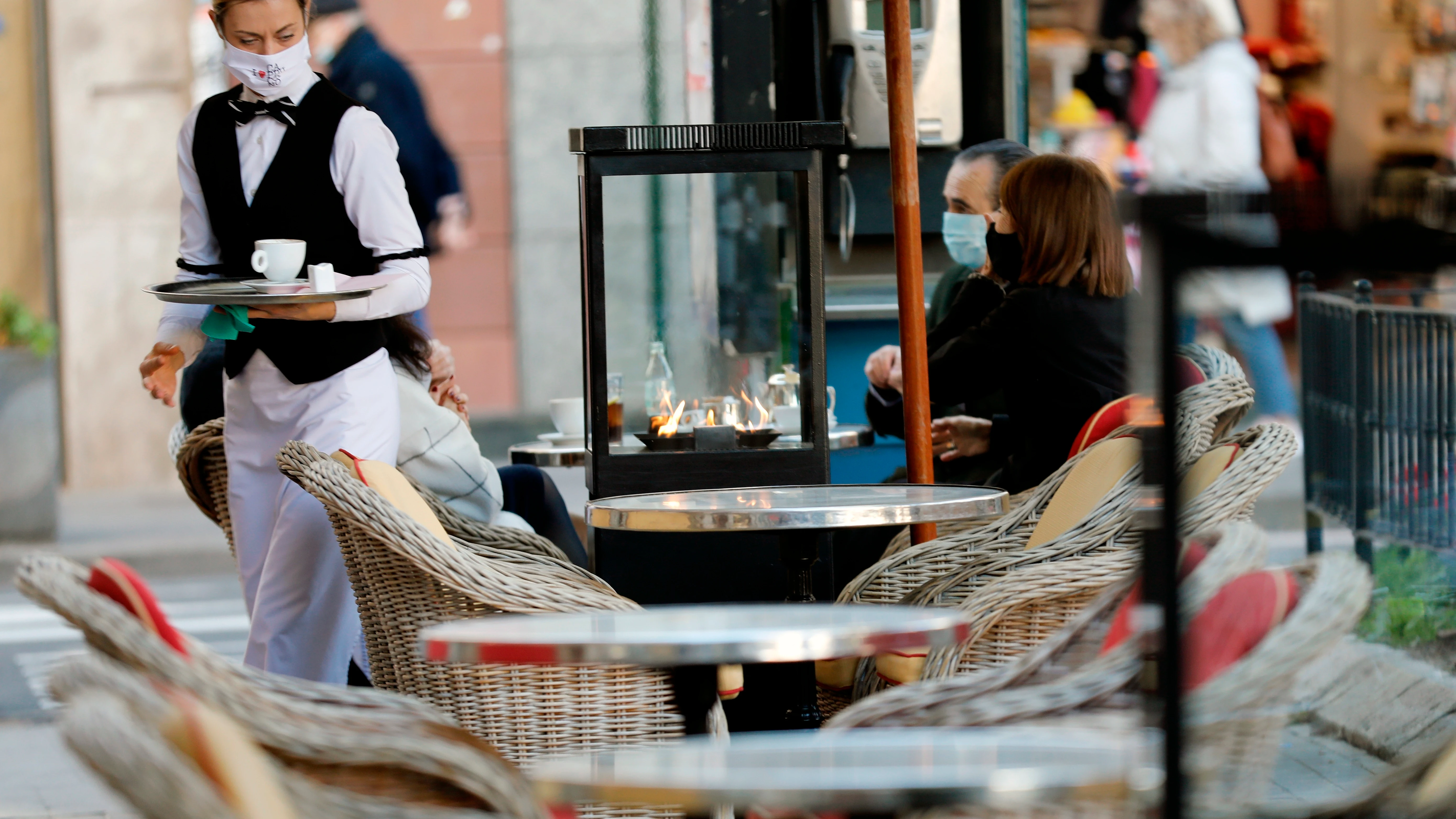 Una camarera en una terraza de Valencia