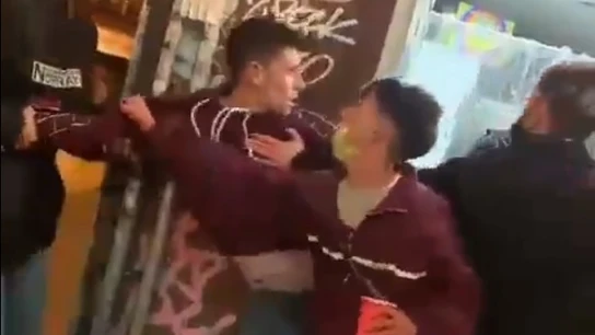 Momento en el que el joven intenta agredir a la dependienta Momento en el que el joven intenta agredir a la dependienta