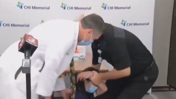 Una enfermera se desmaya tras recibir la vacuna de la COVID