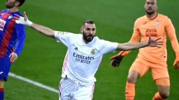 Benzema celebra un gol ante el Eibar