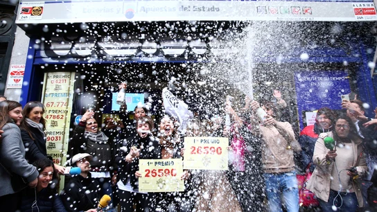 Un grupo de personas celebran en Doña Manolia el Gordo de la Lotería de Navidad 2019 Un grupo de personas celebran en Doña Manolia el Gordo de la Lotería de Navidad 2019