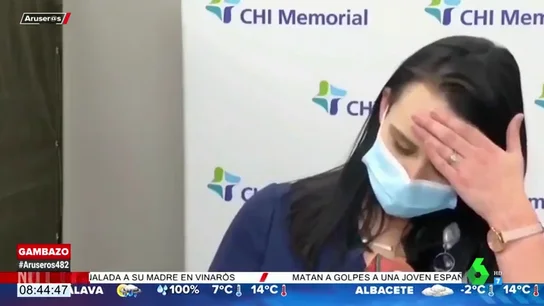 El momento en el que una enfermera se desploma al recibir la vacuna de Pfizer contra el coronavirus El momento en el que una enfermera se desploma al recibir la vacuna de Pfizer contra el coronavirus