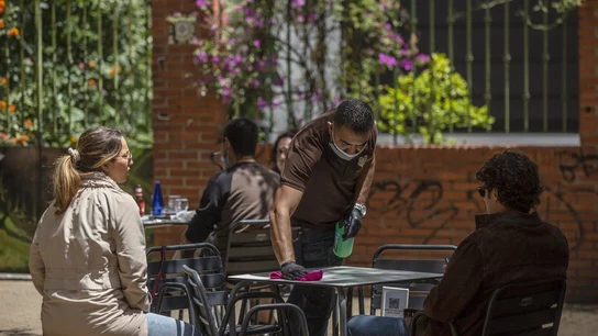 Un hostelero atiende una terraza en Sevilla Un hostelero atiende una terraza en Sevilla