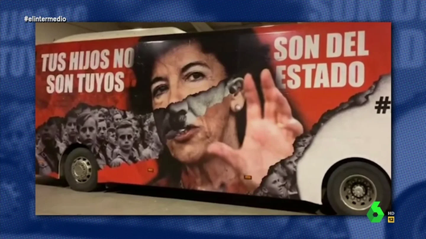 Un autobús compara a Celáa con Hitler en la manifestación contra la ley educativa: "Tus hijos no son tuyos, son del Estado" Un autobús compara a Celáa con Hitler en la manifestación contra la ley educativa: "Tus hijos no son tuyos, son del Estado"