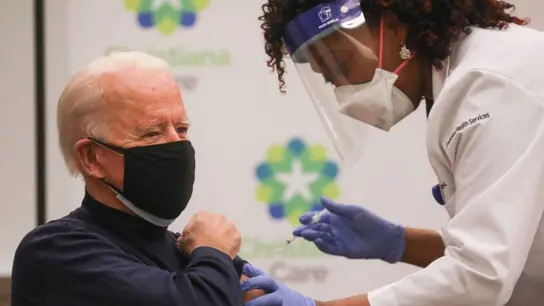 Joe Biden recibe la vacuna contra el coronavirus en directo. Joe Biden recibe la vacuna contra el coronavirus en directo.