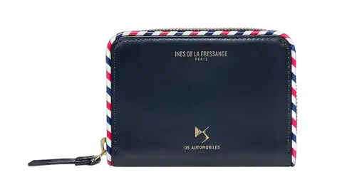 La cartera tiene un tamaño tanto para bolsillo como para bolso DS X Ines de la Fressange