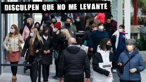 Gente con mascarillas paseando Gente con mascarillas paseando