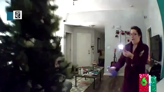 El vídeo viral en el que un mapache lía la "tercera guerra mundial" al colarse en una casa con un perro: "¡Aléjate de mi árbol!" El vídeo viral en el que un mapache lía la "tercera guerra mundial" al colarse en una casa con un perro: "¡Aléjate de mi árbol!"