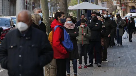 Numerosas personas hacen cola para hacerse test de antígenos en un laboratorio privado de Barcelona. Numerosas personas hacen cola para hacerse test de antígenos en un laboratorio privado de Barcelona.