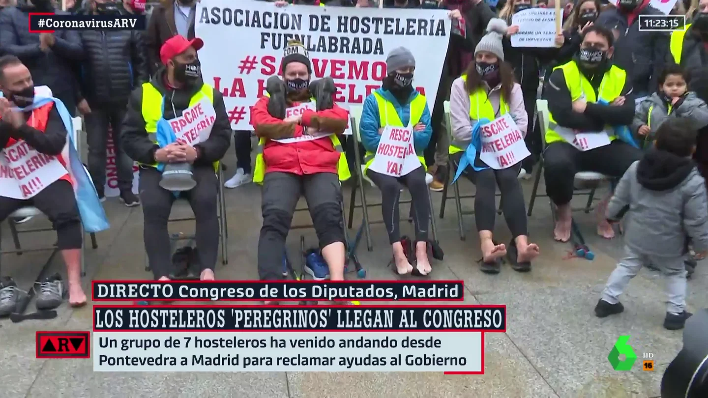Un grupo de hosteleros gallegos frente al Congreso de los Diputados Un grupo de hosteleros gallegos frente al Congreso de los Diputados
