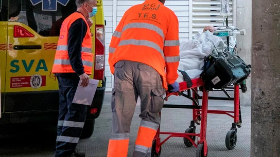 Personal sanitario lleva a un paciente a las urgencias del Hospital Clínico Universitario Lozano Blesa de Zaragoza. Personal sanitario lleva a un paciente a las urgencias del Hospital Clínico Universitario Lozano Blesa de Zaragoza.