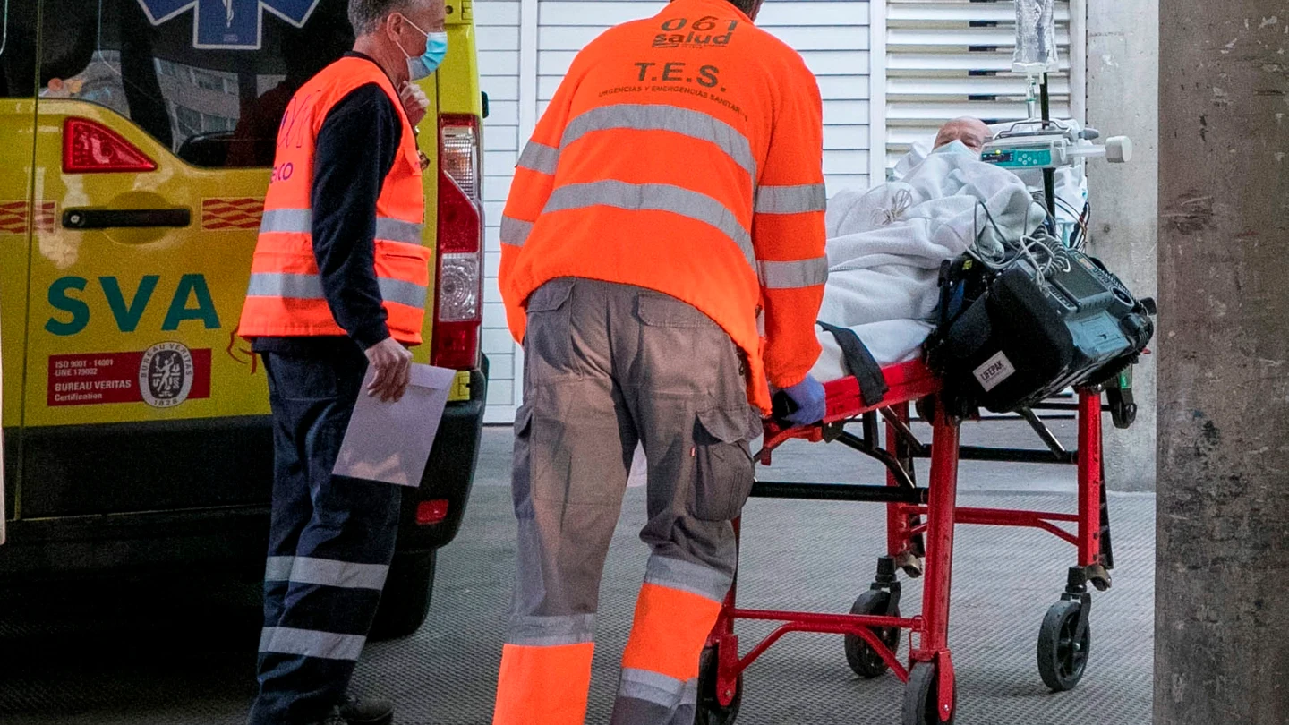 Personal sanitario lleva a un paciente a las urgencias del Hospital Clínico Universitario Lozano Blesa de Zaragoza. Personal sanitario lleva a un paciente a las urgencias del Hospital Clínico Universitario Lozano Blesa de Zaragoza.