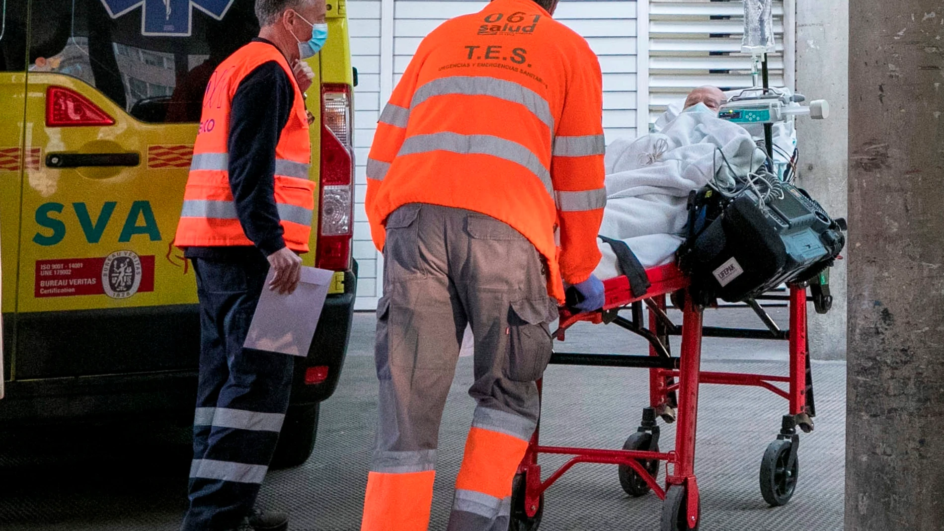 Personal sanitario lleva a un paciente a las urgencias del Hospital Clínico Universitario Lozano Blesa de Zaragoza.