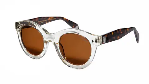 Las gafas de sol llevan la rúbrica de DS en el interior de la patilla DS X Ines de la Fressange