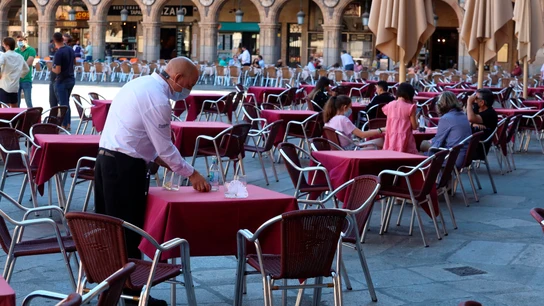 Mesas y sillas de bares y restaurantes tras la llegada del coronavirus Mesas y sillas de bares y restaurantes tras la llegada del coronavirus