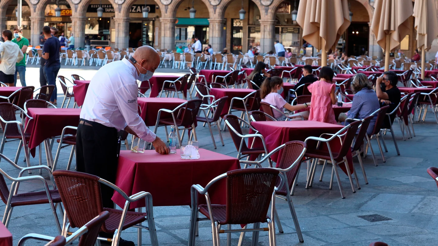 Mesas y sillas de bares y restaurantes tras la llegada del coronavirus Mesas y sillas de bares y restaurantes tras la llegada del coronavirus