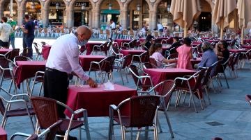 Mesas y sillas de bares y restaurantes tras la llegada del coronavirus