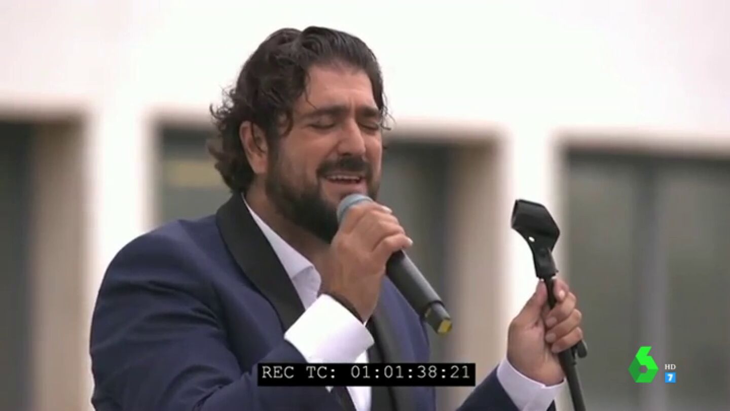 Antonio Orozco se sube al tejado del Hospital Comarcal de Melilla para cantar en honor a los sanitarios