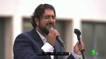 Antonio Orozco se sube al tejado del Hospital Comarcal de Melilla para cantar en honor a los sanitarios