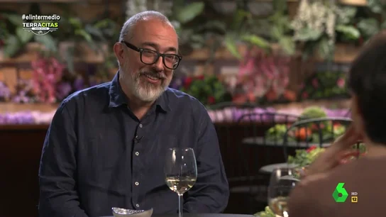 La broma de Alex de la Iglesia a los invitados de su boda que acabó en "susto": "Salió un hombre de la tarta y se puso a disparar" La broma de Alex de la Iglesia a los invitados de su boda que acabó en "susto": "Salió un hombre de la tarta y se puso a disparar"