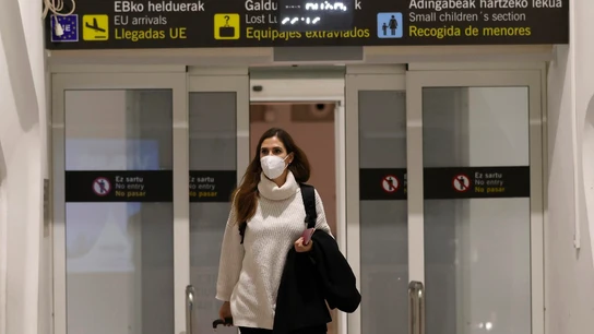 Una viajera llega al aeropuerto de Bilbao procedentes del último vuelo de Londres Una viajera llega al aeropuerto de Bilbao procedentes del último vuelo de Londres
