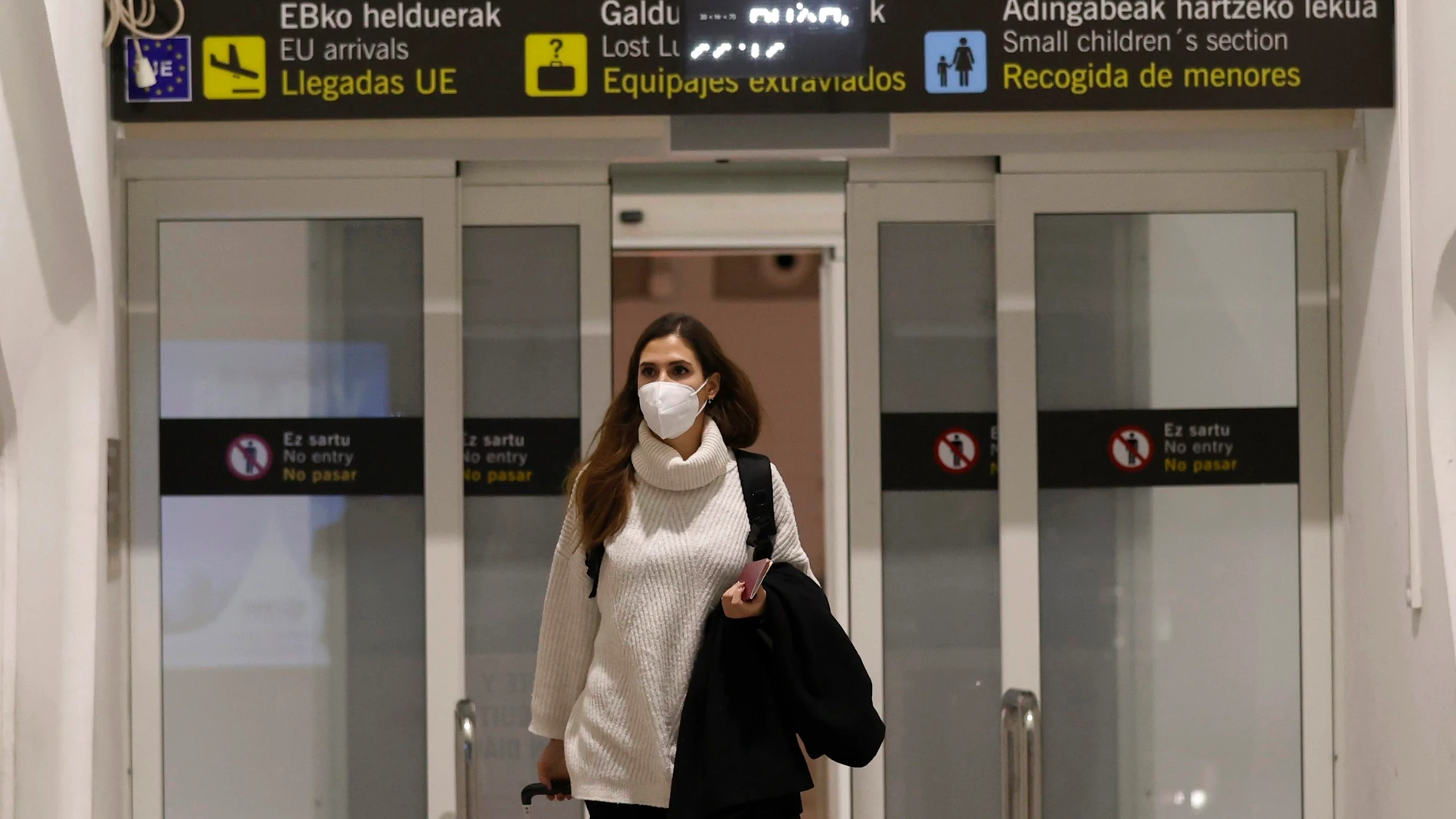 Una viajera llega al aeropuerto de Bilbao procedentes del último vuelo de Londres