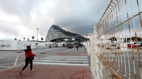 Frontera entre la Línea de la Concepción y Gibraltar Frontera entre la Línea de la Concepción y Gibraltar