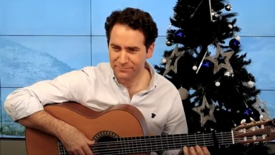 Teodoro Garc&iacute;a Egea, a la guitarra