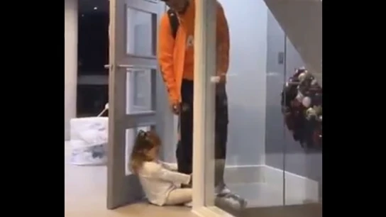 La hija de Bruno Fernandes le suplica para que no se marche La hija de Bruno Fernandes le suplica para que no se marche
