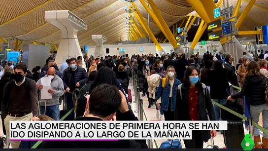 El aeropuerto de barajas se ha llenado de viajeros este martes El aeropuerto de barajas se ha llenado de viajeros este martes