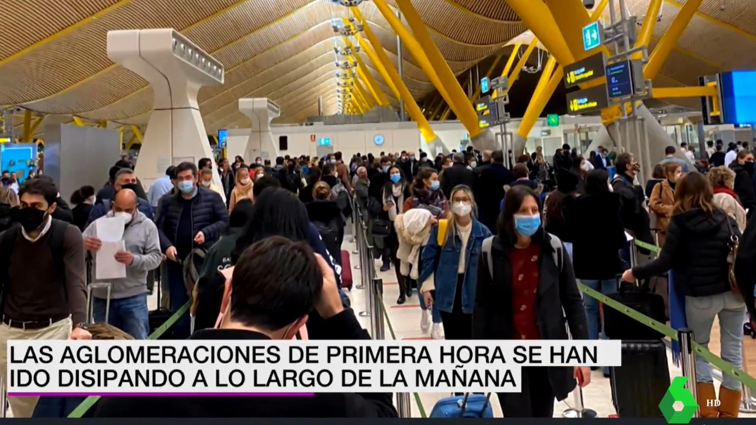 El aeropuerto de barajas se ha llenado de viajeros este martes