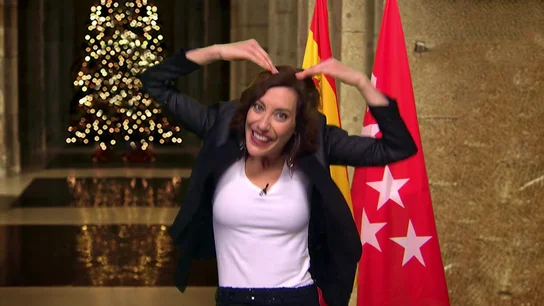 El divertido discurso de Fin de Año de Ayuso a los "madrileños y resto de españoles de menor nivel": "2021 tiene tan buen pinta como mi Isabel Zendal" El divertido discurso de Fin de Año de Ayuso a los "madrileños y resto de españoles de menor nivel": "2021 tiene tan buen pinta como mi Isabel Zendal"