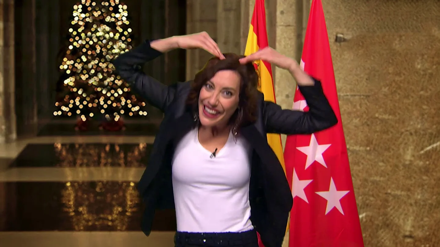 El divertido discurso de Fin de Año de Ayuso a los "madrileños y resto de españoles de menor nivel": "2021 tiene tan buen pinta como mi Isabel Zendal" El divertido discurso de Fin de Año de Ayuso a los "madrileños y resto de españoles de menor nivel": "2021 tiene tan buen pinta como mi Isabel Zendal"