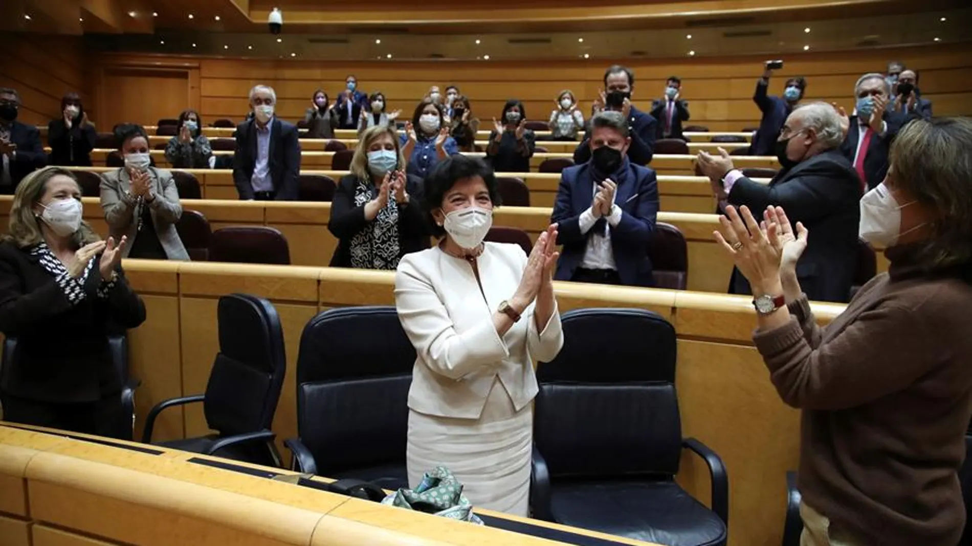 Isabel Celaá recibe aplausos este miércoles tras el pleno del Senado en el que ha sido aprobada definitivamente la Lomloe
