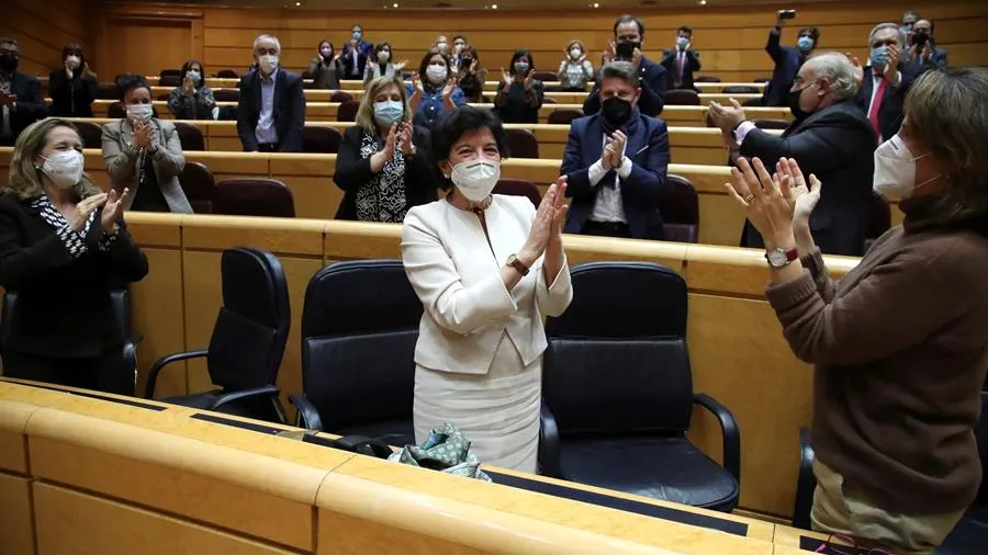 Isabel Celaá recibe aplausos este miércoles tras el pleno del Senado en el que ha sido aprobada definitivamente la Lomloe