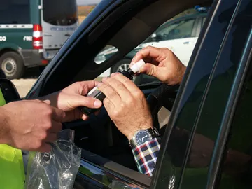 Si las autoridades te piden hacer un control de alcoholemia, estás obligado a hacerlo Si las autoridades te piden hacer un control de alcoholemia, estás obligado a hacerlo