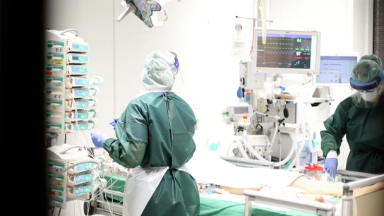 Médicos alemanes tratan a un paciente Médicos alemanes tratan a un paciente