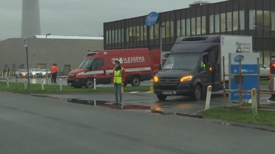 Varios furgones salen de la planta de Pfizer en Bélgica Varios furgones salen de la planta de Pfizer en Bélgica
