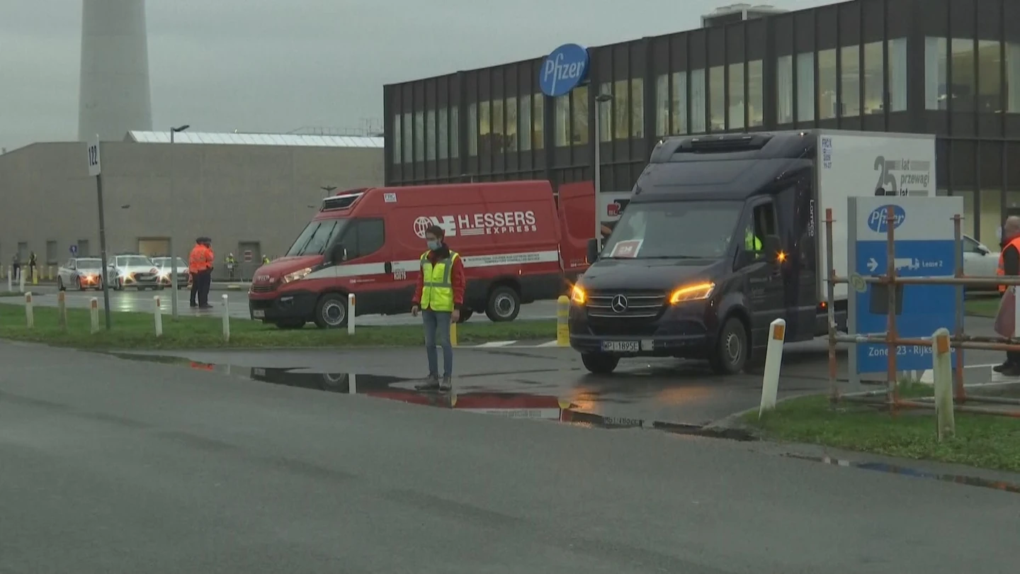 Varios furgones salen de la planta de Pfizer en Bélgica Varios furgones salen de la planta de Pfizer en Bélgica