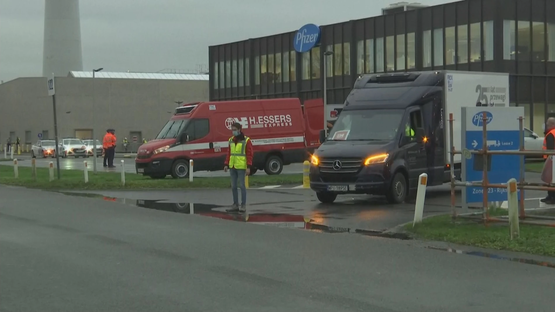 Varios furgones salen de la planta de Pfizer en Bélgica
