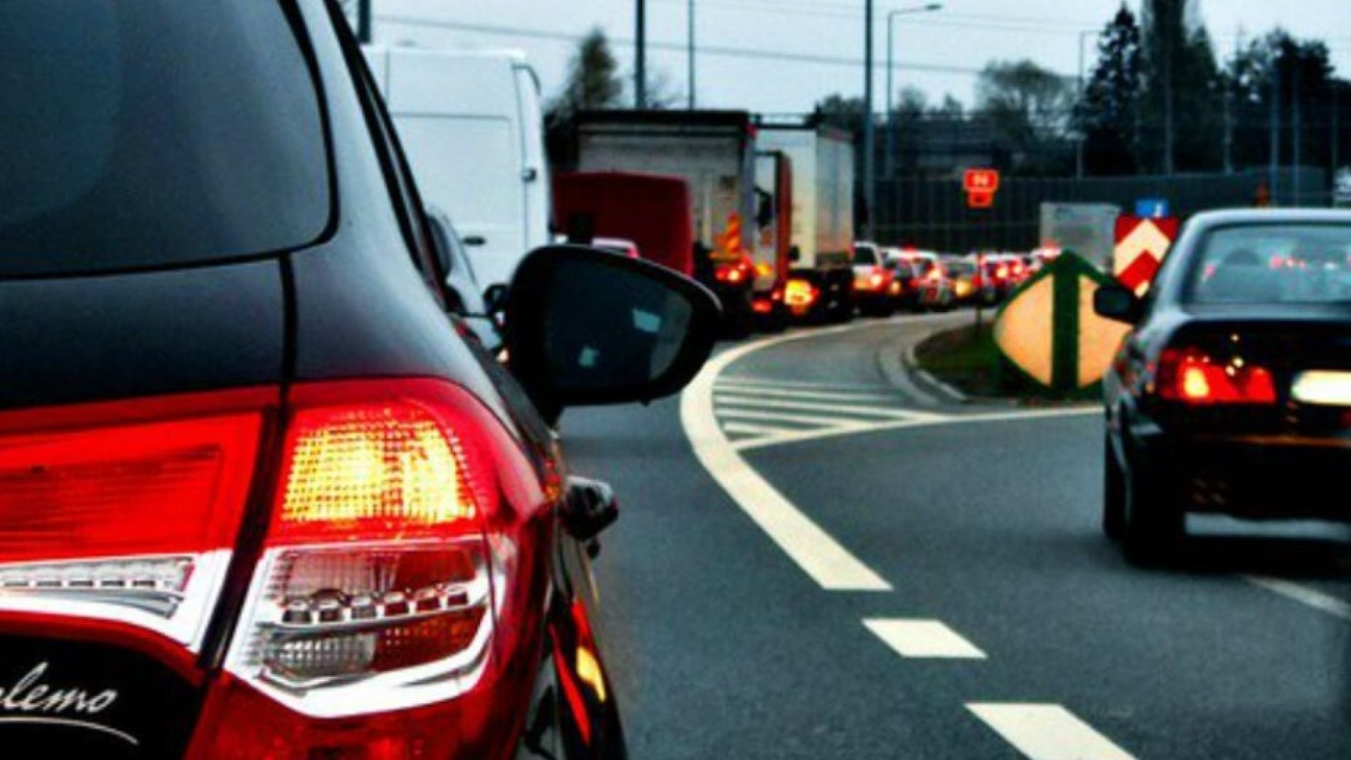 Coches circulando por la carretera