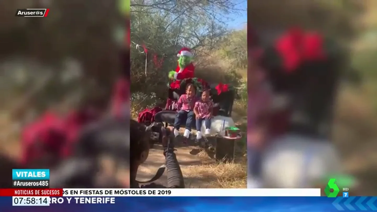 La terrible reacción de dos niños pequeños tras ser sorprendidos por El Grinch en una sesión de fotos La terrible reacción de dos niños pequeños tras ser sorprendidos por El Grinch en una sesión de fotos