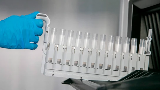 Probetas para los test PCR en un laboratorio de análisis. Probetas para los test PCR en un laboratorio de análisis.