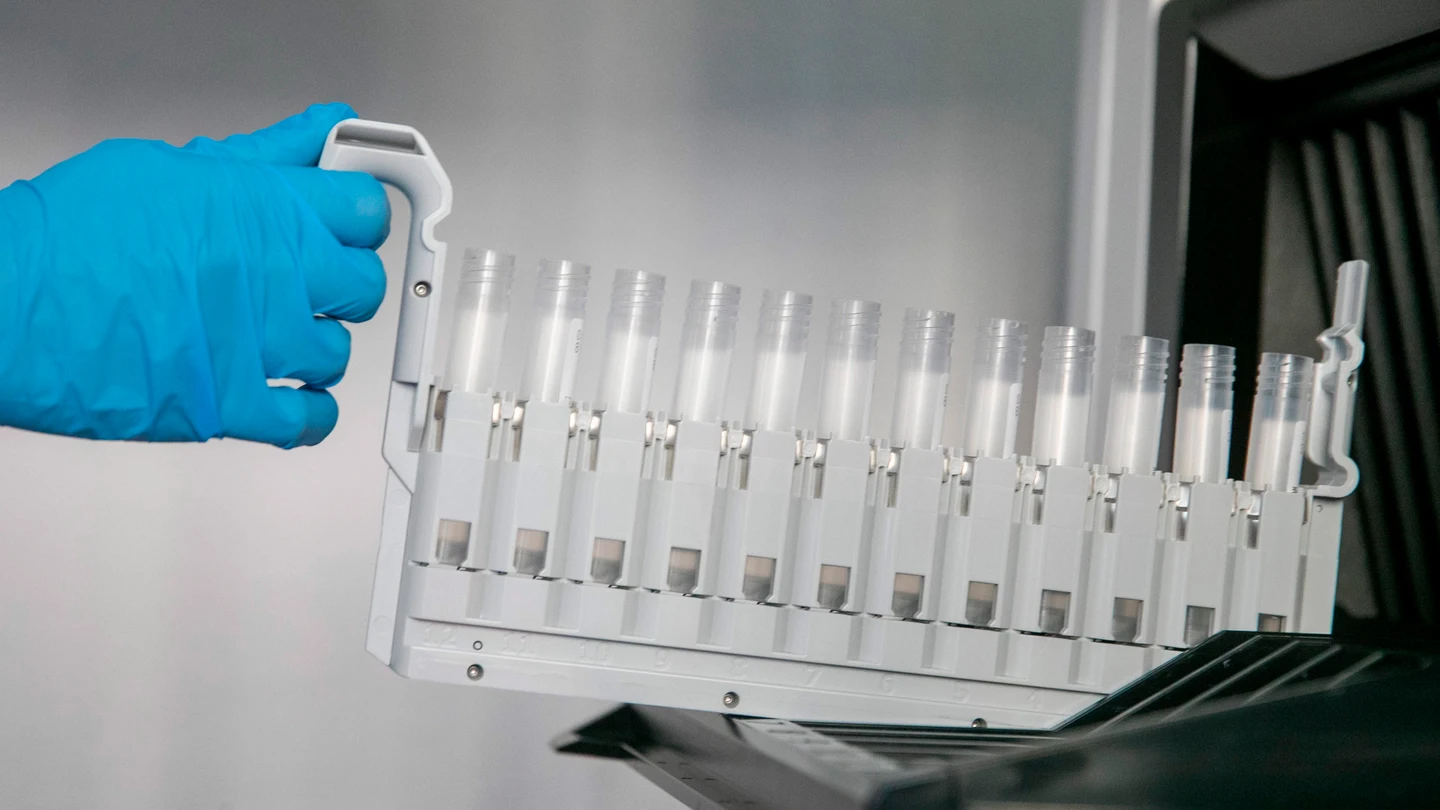 Probetas para los test PCR en un laboratorio de análisis. Probetas para los test PCR en un laboratorio de análisis.
