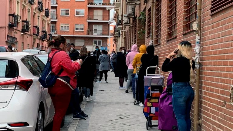 Vista de la cola para entrar al economato de Cáritas en el distrito madrileño de Tetuán.